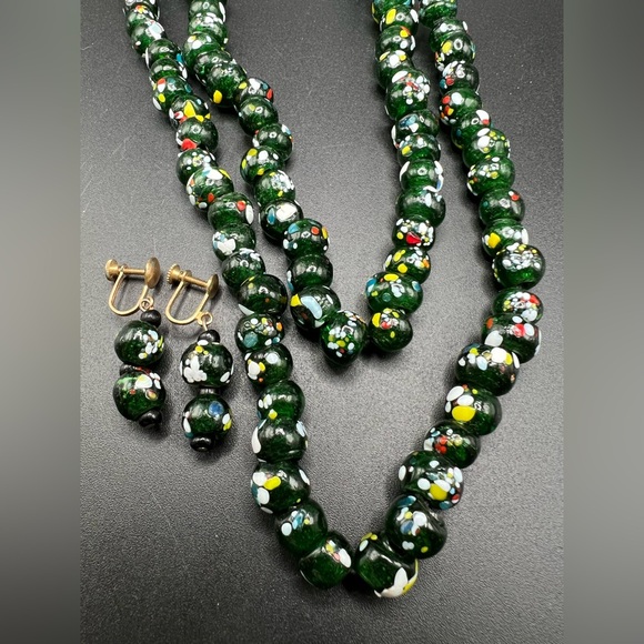 Vintage green splatter glass beaded necklace & matching screw back earrings - Picture 1 of 15